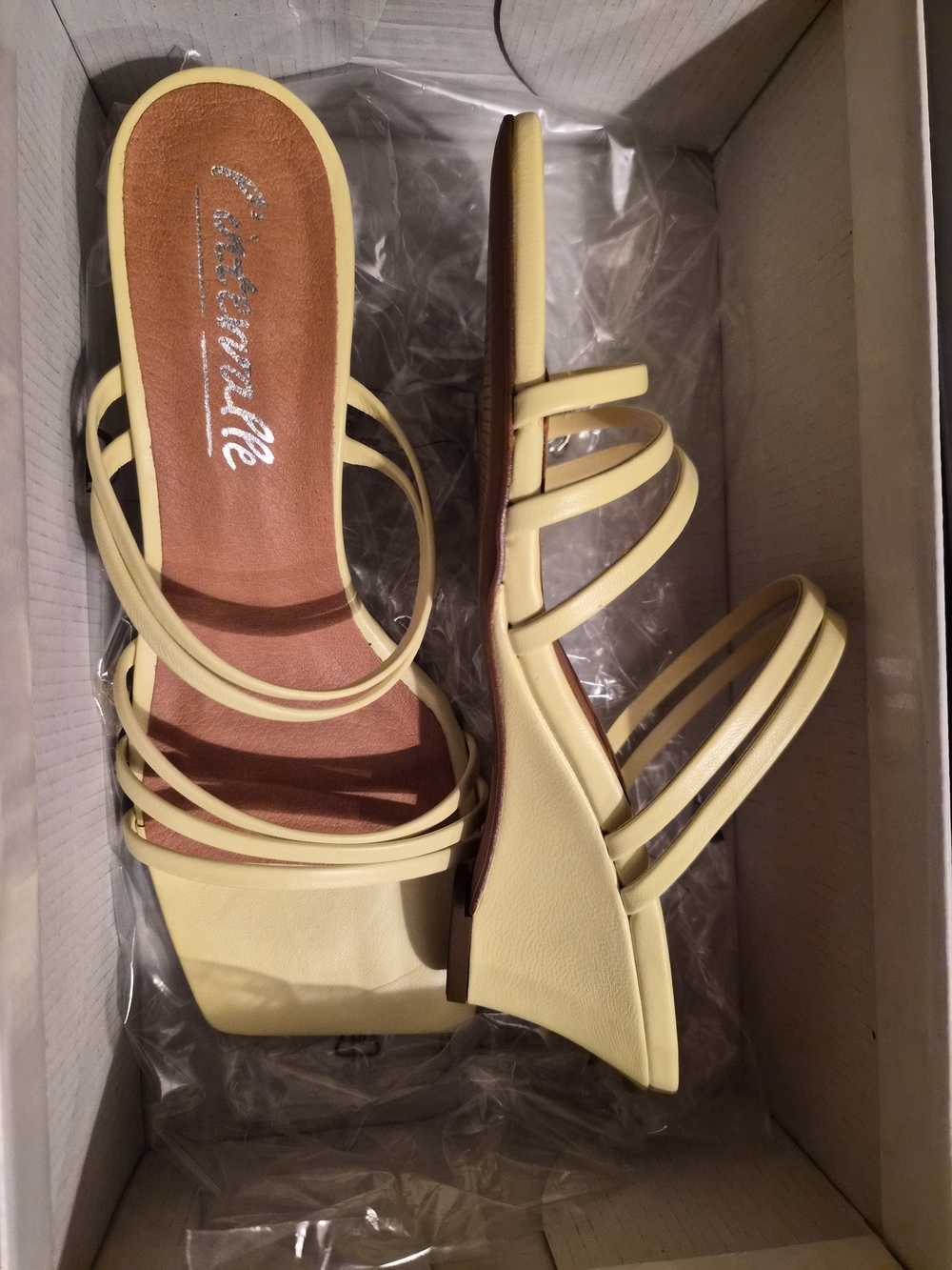 L'intervalle Yellow Sandal Shoes